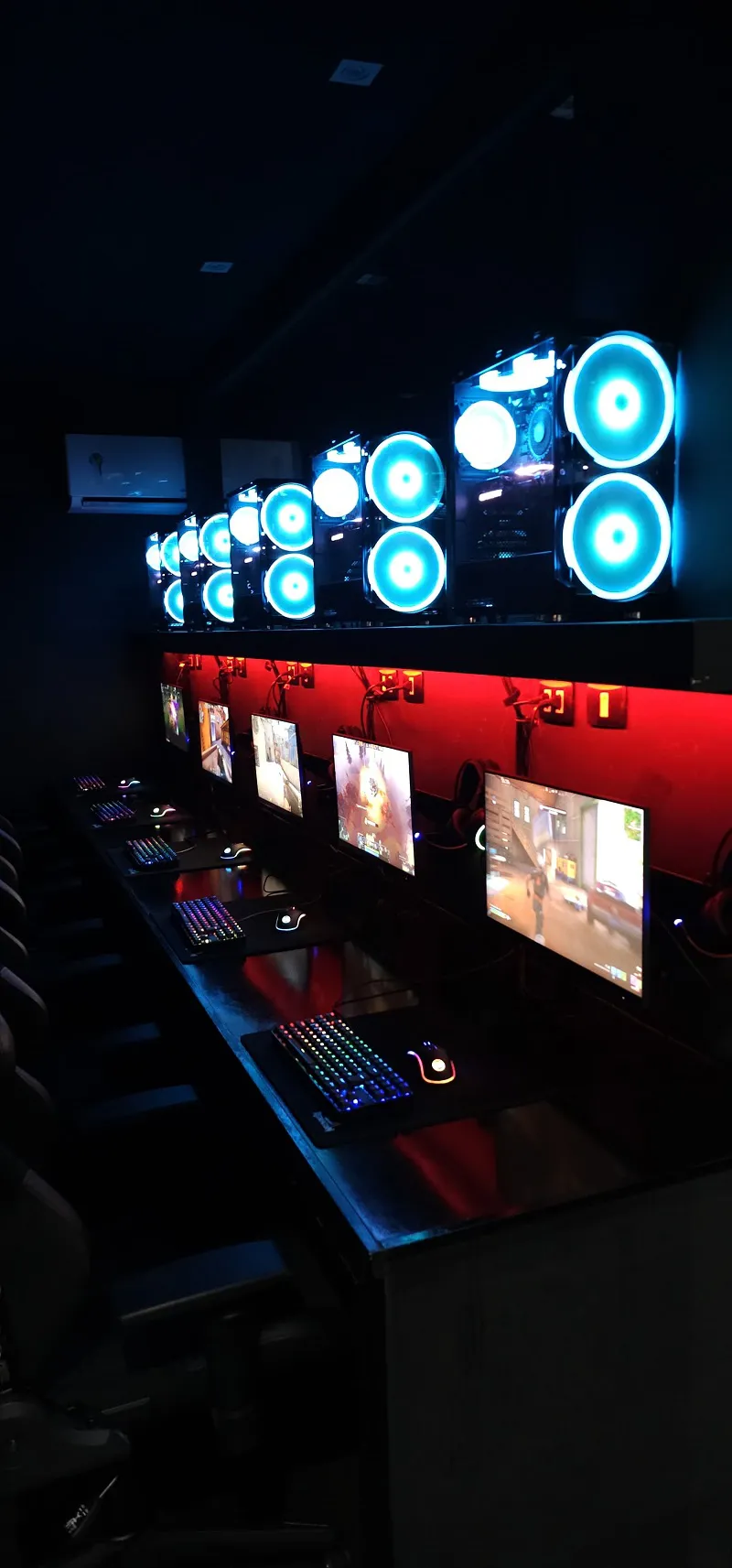 Close dos setups RGB e periféricos da Arena Glacon